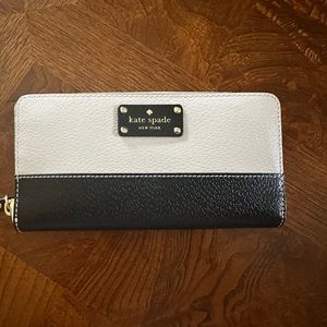 Large Kate Spade wallet … Like new!!!